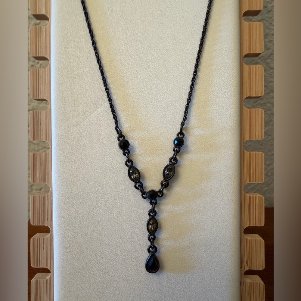 Vintage Necklace: Y-drop design, black chain and crystals (onyx color). EUC. - Picture 3 of 8